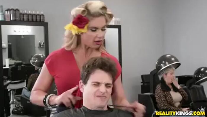 Две деревенские парикмахерши устроили беспредел на работ