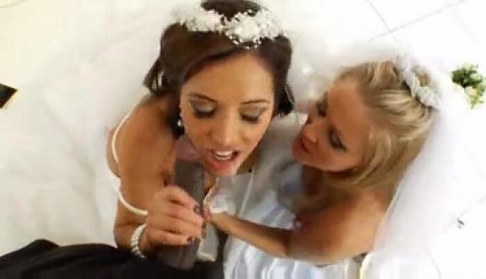 Две сочные красотки получают в анал от негра