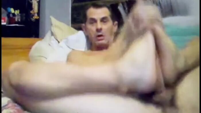 je me fais filmer en self footjob