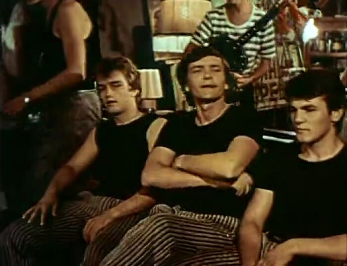 Гопники насилуют девок