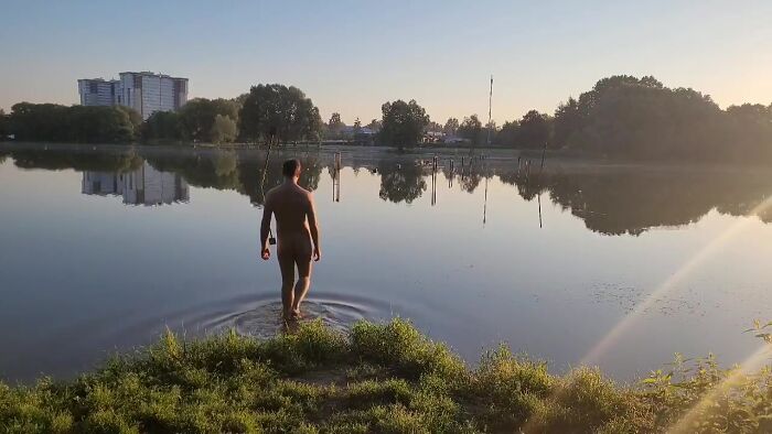 Купаюсь голышом рано утром