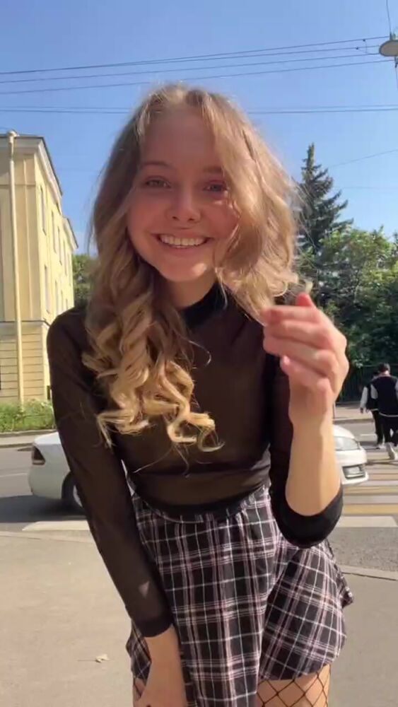 гуляет))