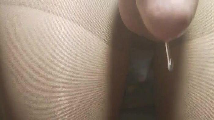 В телесных  чулках