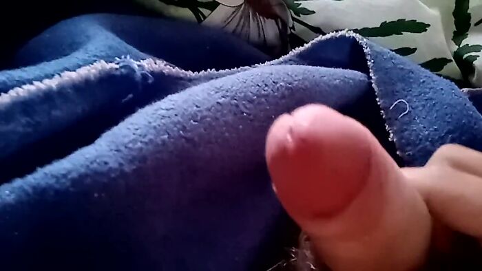 Утренний слив спермы на одеяло