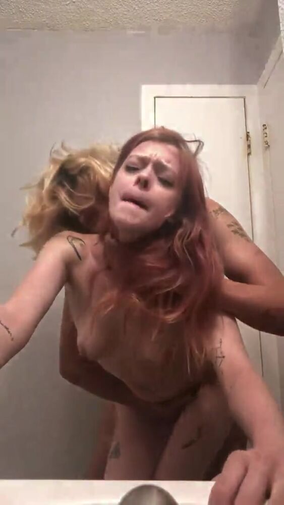 Молодые трахаются в душе