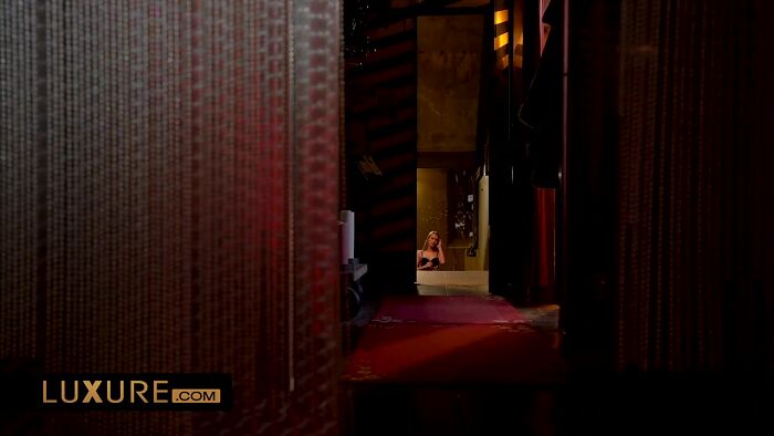 жена привела шлюху для мужа