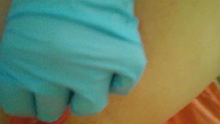 Маструбація пробкою в кіску