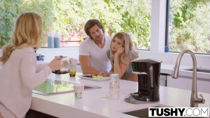 ЖМЖ обеих в анус.