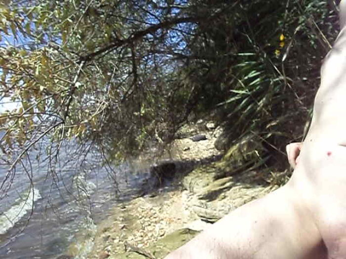 Голышом на диком пляже