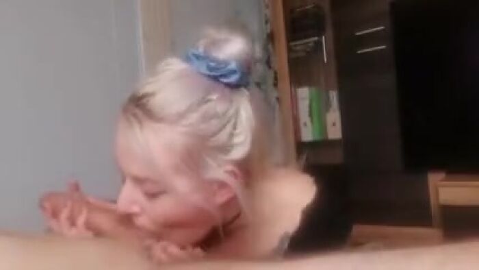 Сосет с удовольствием