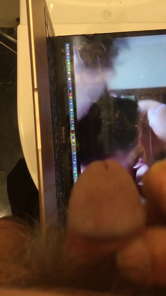 Она сосет и дрочит