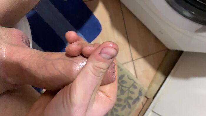 Мой член очень хочет, чтобы на него кто-то присел????