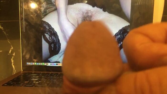 Дрочит пизду игрушкой, а я на нее