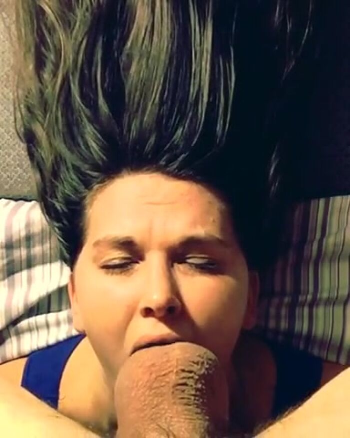 Кончает ей в глотку,но она не в состоянии глотать сперму