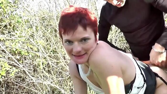 Шпиляться на природе....рвет анус бабе