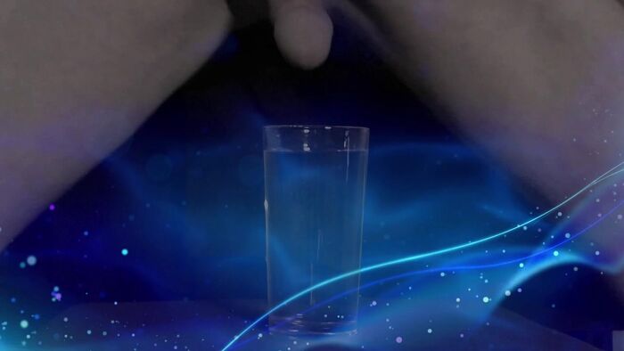 Кончил в стакан с водой