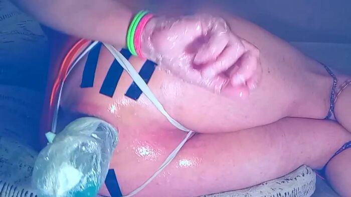 Похотливая Шлюшка Ебёт и Фистит Себя в Попку..