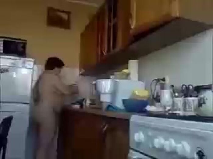 Голая на кухне