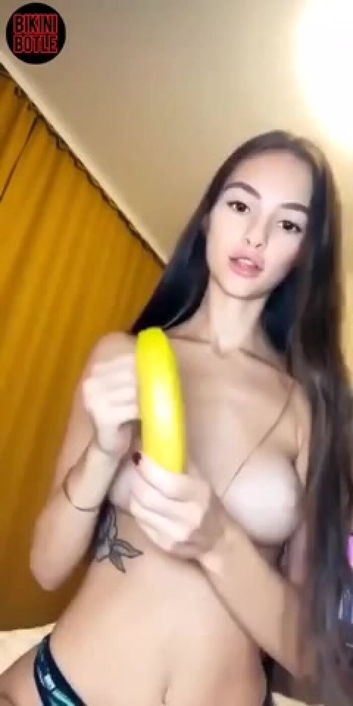 Малолітня блядь любить сосати