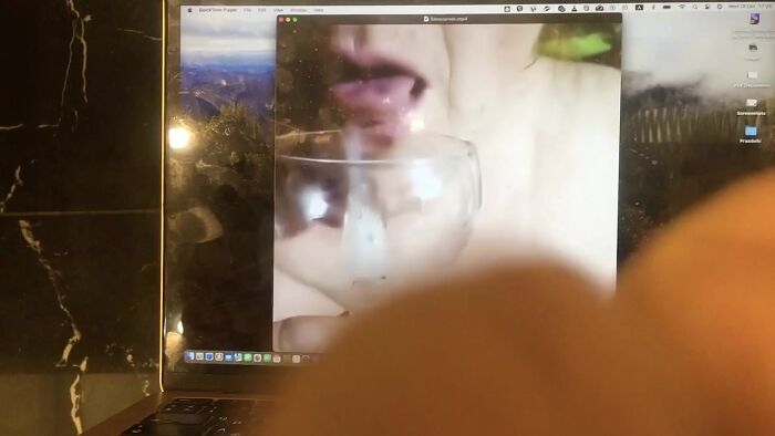 На лицо с бокальчиком