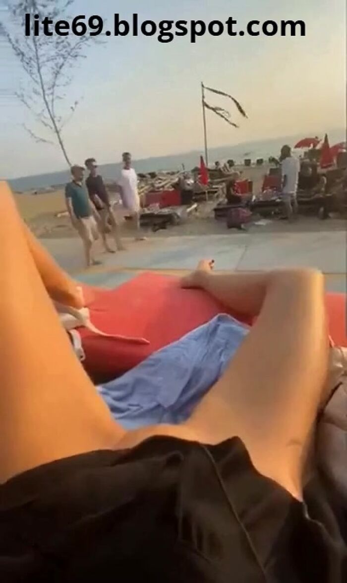 Ein junges Mädchen ohne Höschen sonnt sich am Strand