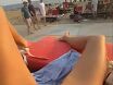 Ein junges Mädchen ohne Höschen sonnt sich am Strand