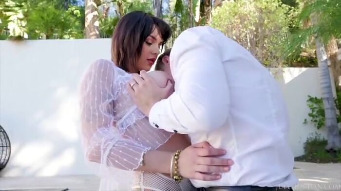 Сисястая в попку и глотает сперму