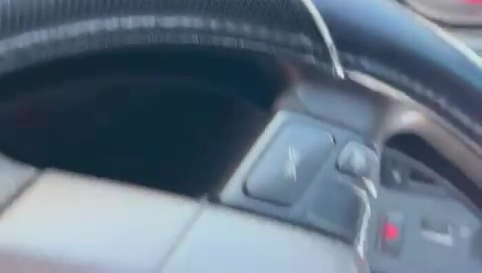 Полірує піздєнь