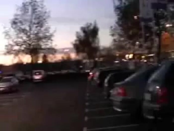 Две девушки на автостоянке