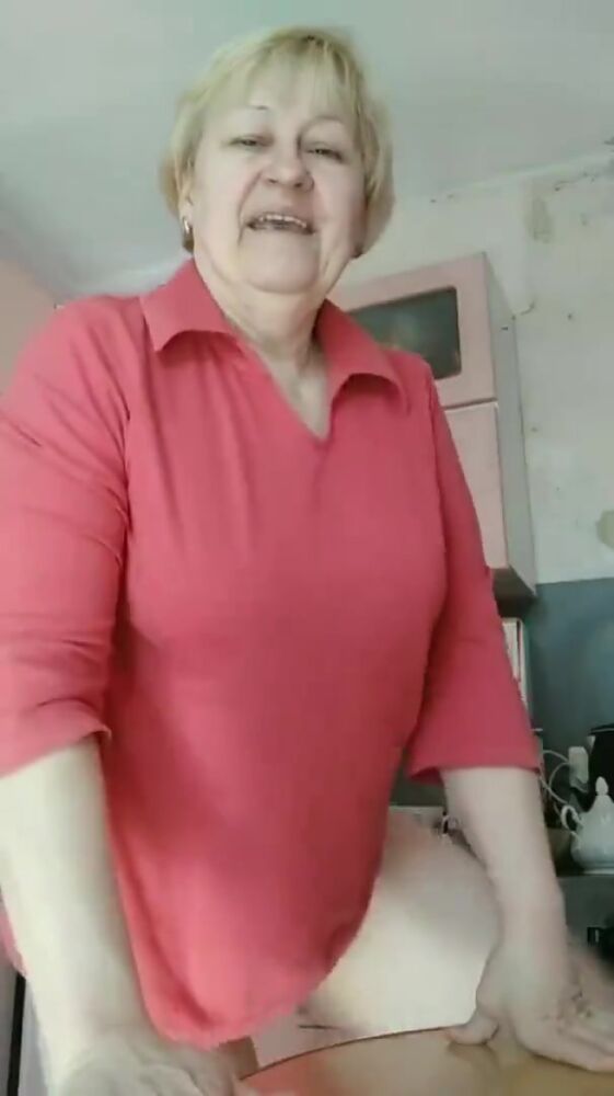 Залезла на стол и показала дырочки