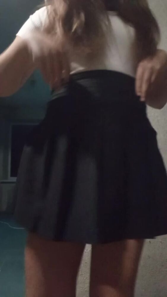 Показываю сладость под юбочкой