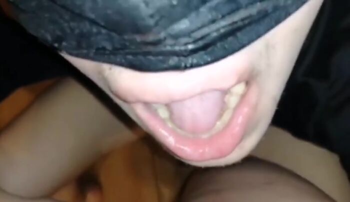 Послушный раб хозяйки глотаю всю её мочу с удовольствием