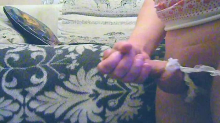 Сучка в Платье Дрочит и Кончает Под Громкие Стоны..