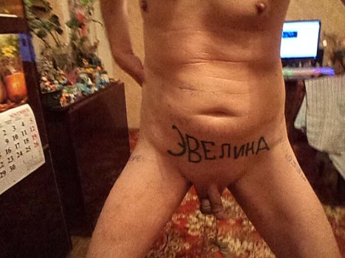 Раскачивание на гениталиях дилдо и камня