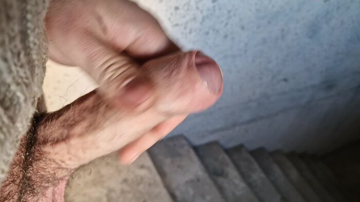 Дрочу и кончаю в подъезде