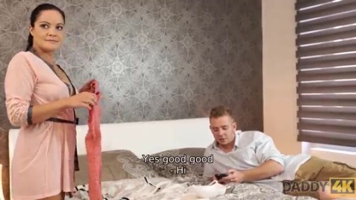 Изменяет мужу