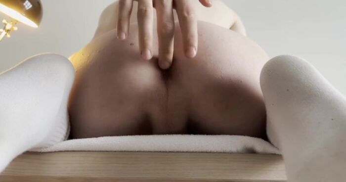 Смазал мальчику очко!!