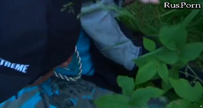 vzroslogo parny natynul nasilnik