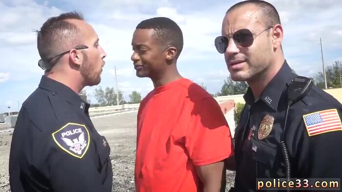 Полицейские сосут у заключённого