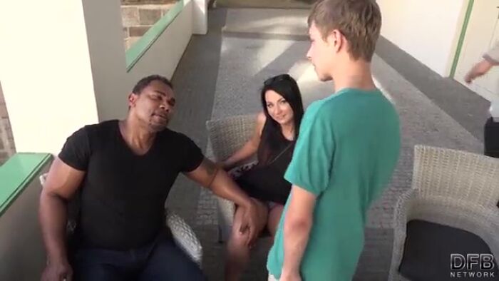 Поделился бы так свой женой с первым встречным?