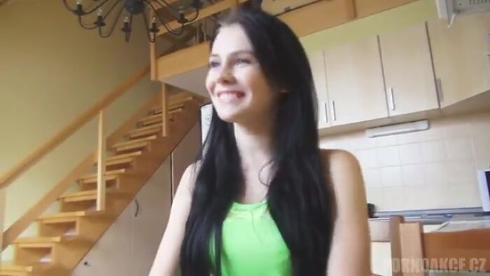 Шлюху ебет куча мужиков.