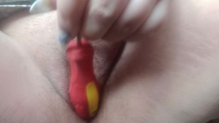 Отверточкой дырку