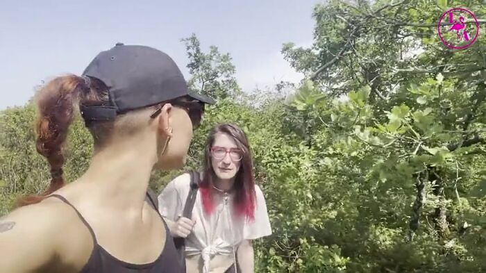 девушка и сука