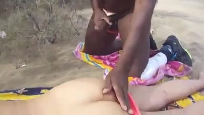 Жена разрешает подрочить на нее случайному прохожему на