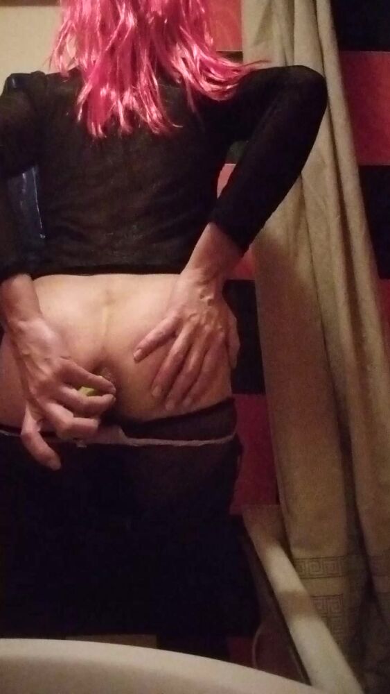 Трахаю себя огурцом)