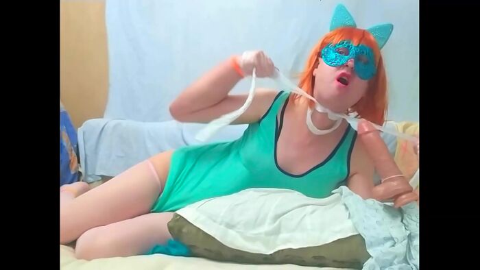 Сумашедшая Пизда Ебет Себя в Жопу и в Горло..