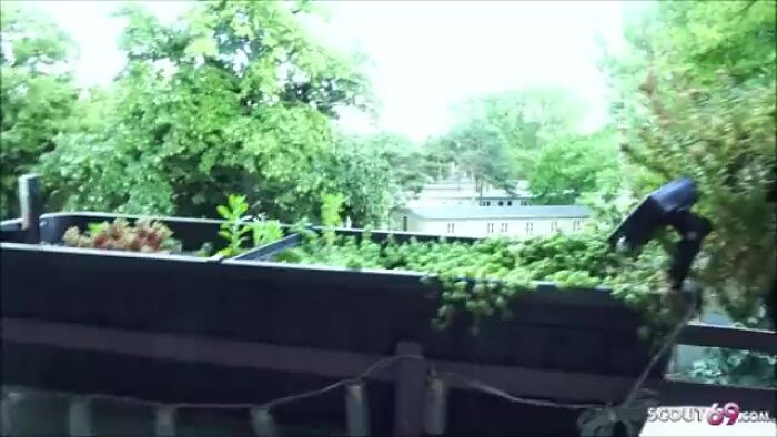 délicieuse brunette