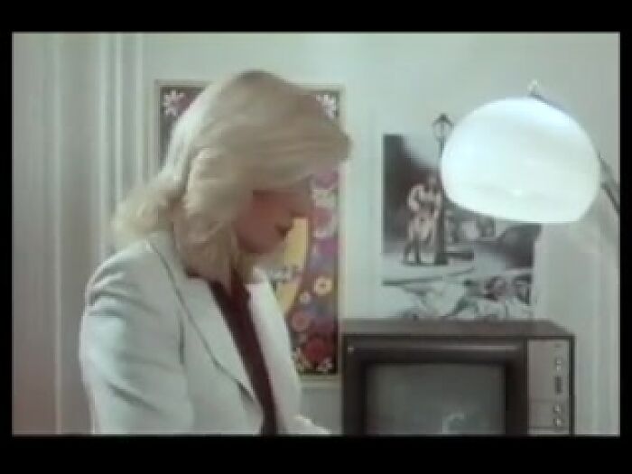 Это проскальзывает через обе дыры (1980)