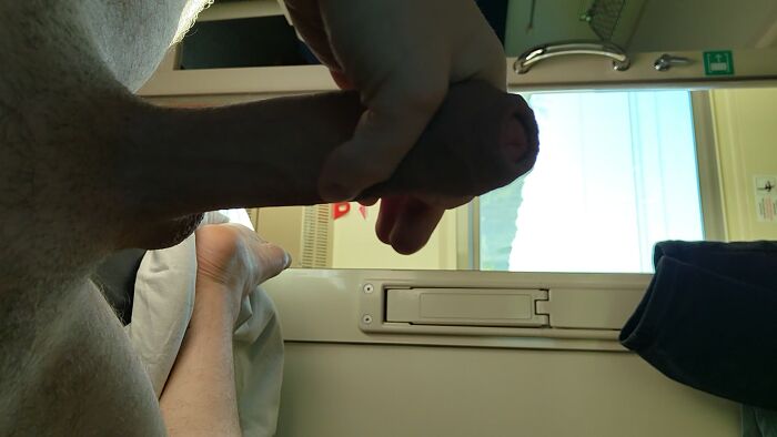 Утренний ритуал в поезде