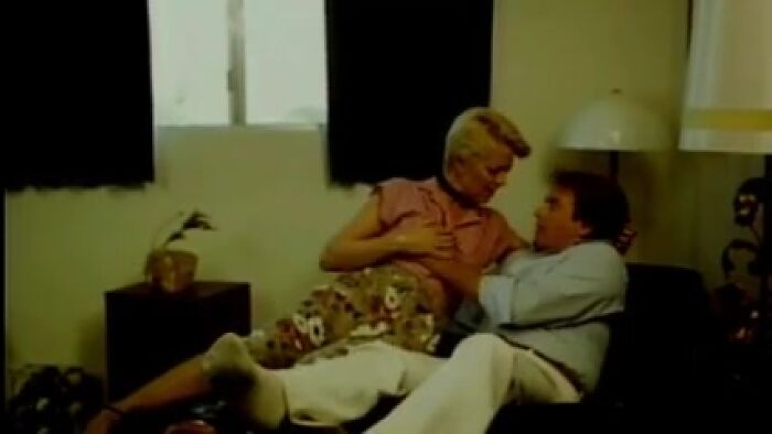 Тетя трахает страпоном